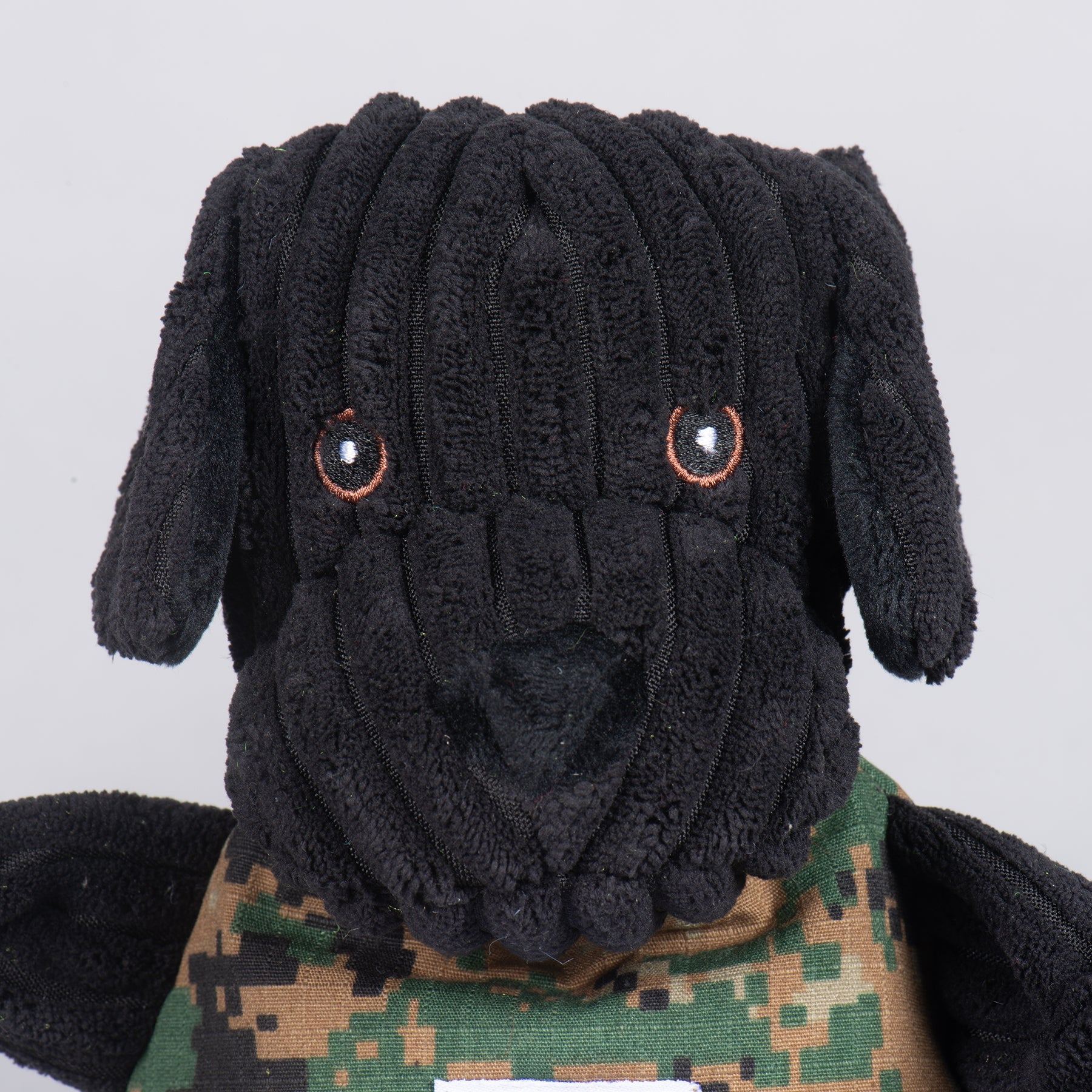HuggleCause™, Warrior Canine Connection, Black Lab Luke Knottie® Plüsch-Hundespielzeug, Groß