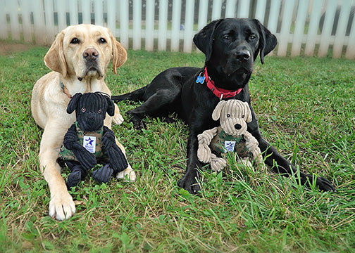 HuggleCause™, Warrior Canine Connection, Black Lab Luke Knottie® Plüsch-Hundespielzeug, Groß