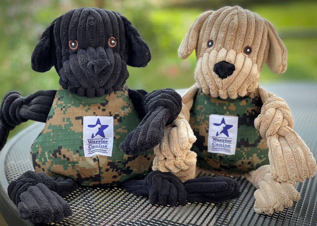HuggleCause™, Warrior Canine Connection, Black Lab Luke Knottie® Plüsch-Hundespielzeug, Groß