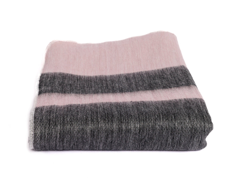 Handgewebte Alpaka-Decke aus Ecuador – Pink Charcoal – Kallpa Kollektion