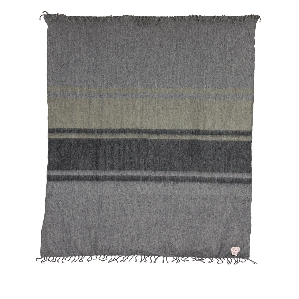 Handgewebte Alpaka-Decke aus Ecuador – Sturm-Grau & Olive – Kallpa Kollektion