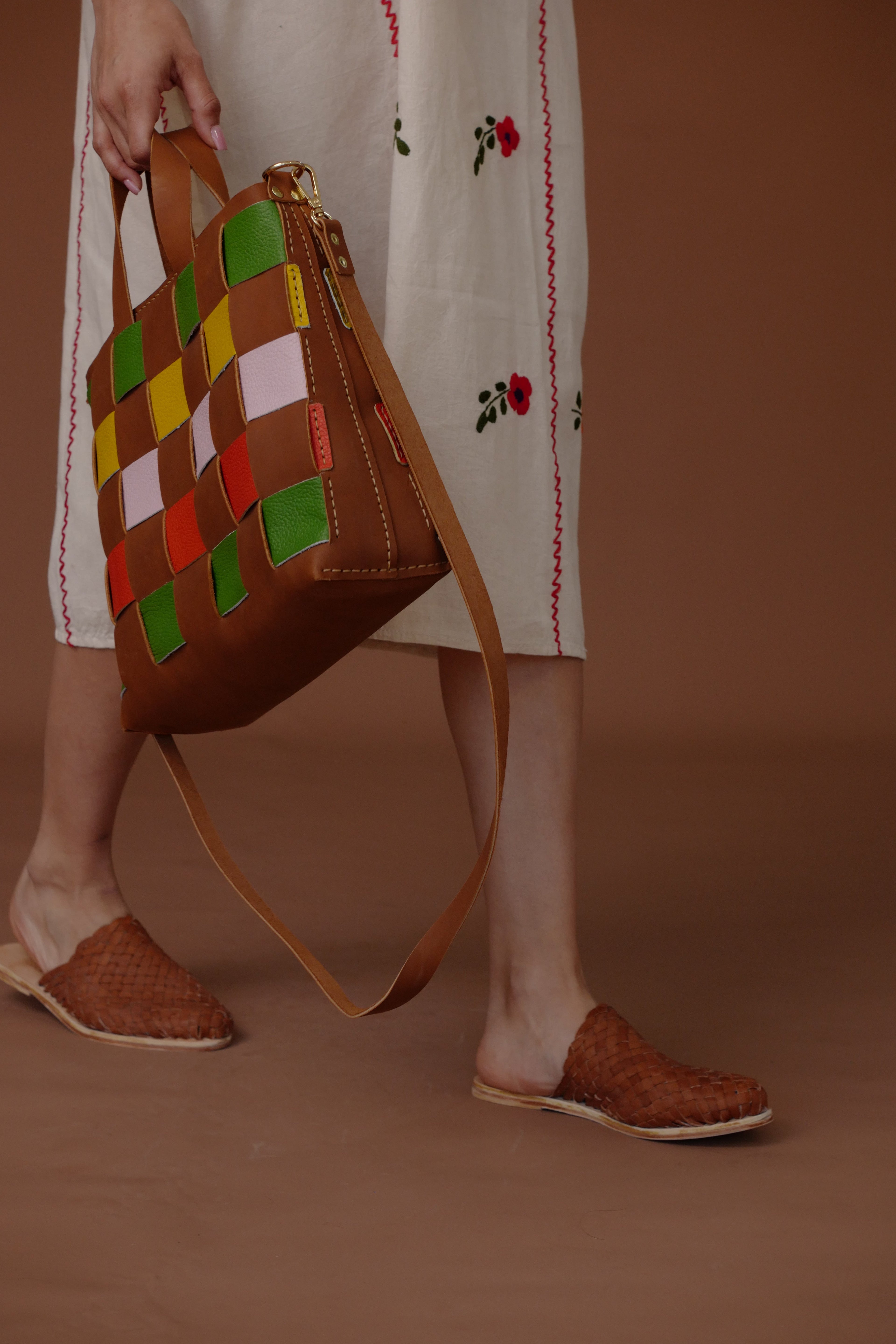 Handgewebte Leder-Pantoletten Camel
