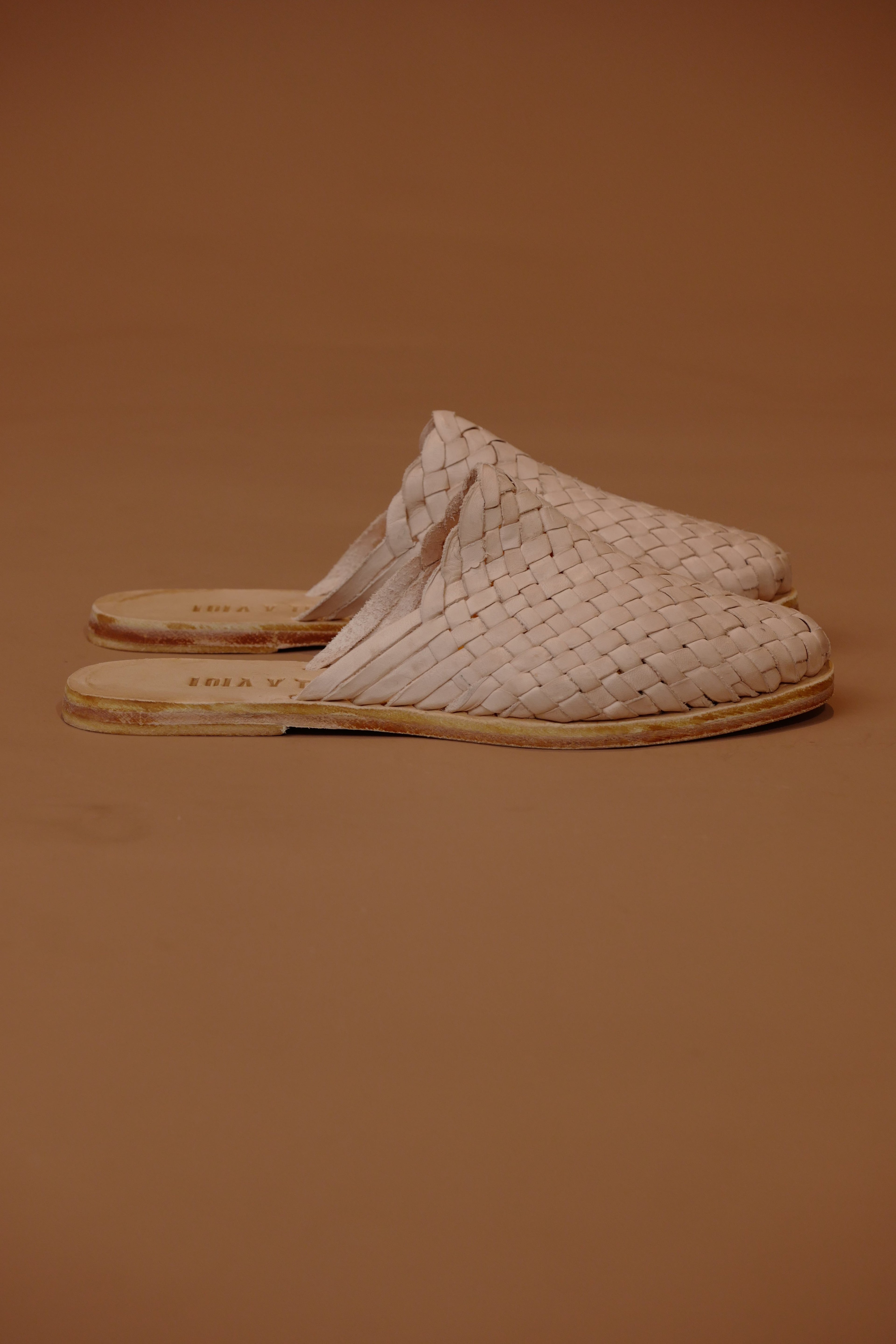 Handgewebte Leder-Pantoletten Creme
