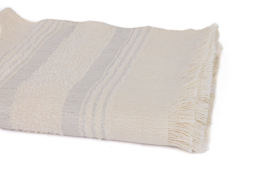 Handgewebte Alpaka-Decke – Silber & Elfenbein Mondnebel – Allira Kollektion