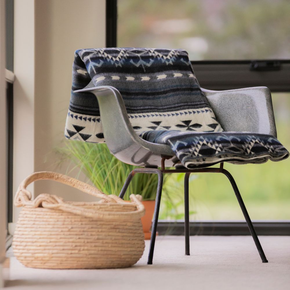 Handgewebte, wendbare geometrische Decke aus Alpaka in Blau, Grau und Creme – Yachana Kollektion