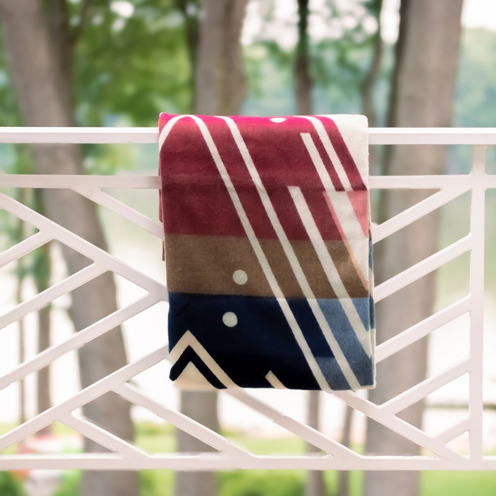 Handgewebte Wende-Alpakadecke mit Chevron-Muster in Rot, Blau, Pfirsich & Braun – Yachana Kollektion