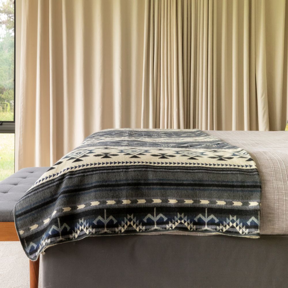 Handgewebte, wendbare geometrische Decke aus Alpaka in Blau, Grau und Creme – Yachana Kollektion