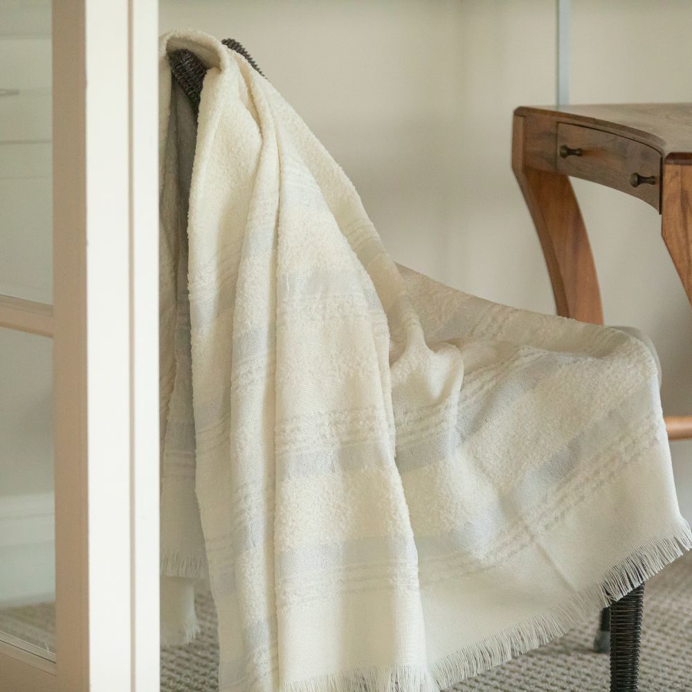 Handgewebte Alpaka-Decke – Silber & Elfenbein Mondnebel – Allira Kollektion